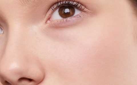 每天用眼霜的危害有多大？涂眼霜的好处与坏处